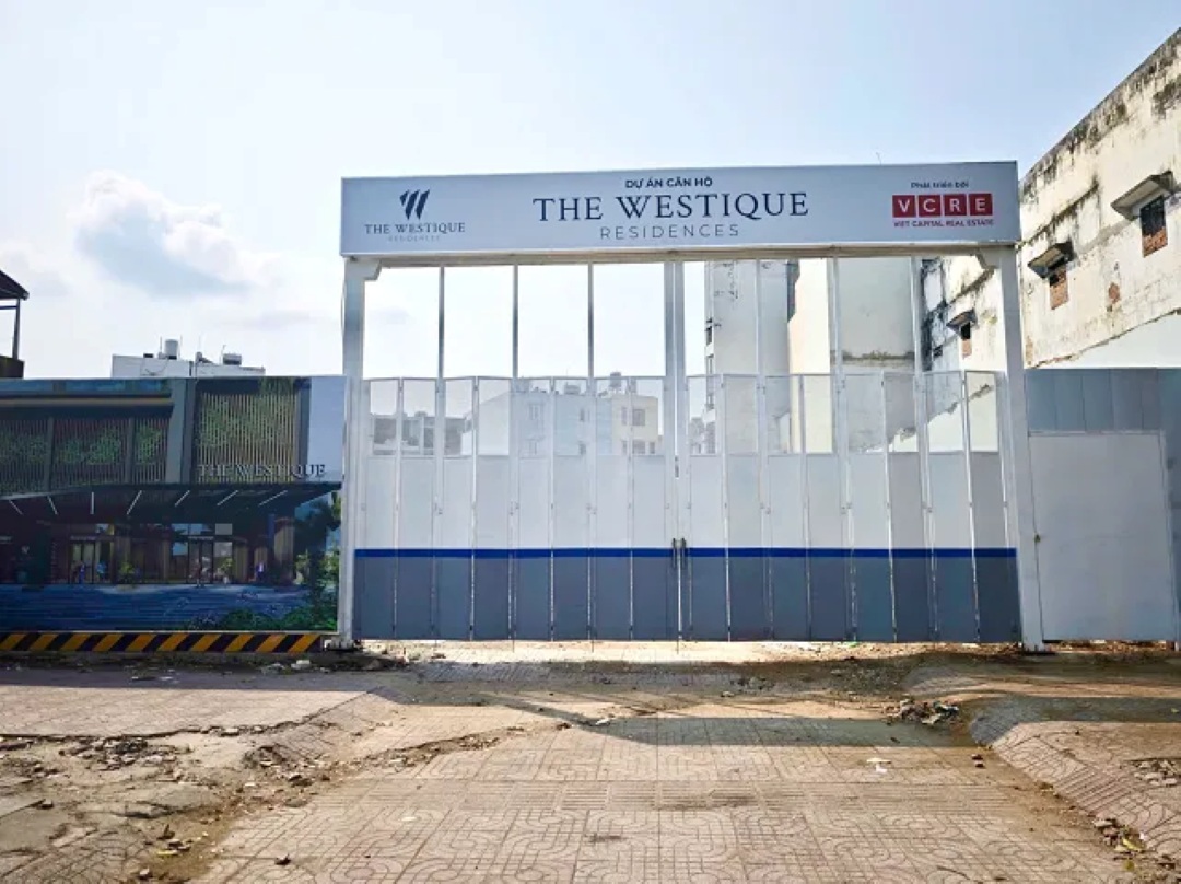 Cổng chào và hệ thống rào chắn bảo vệ khang trang tại công trường The Westique Residences