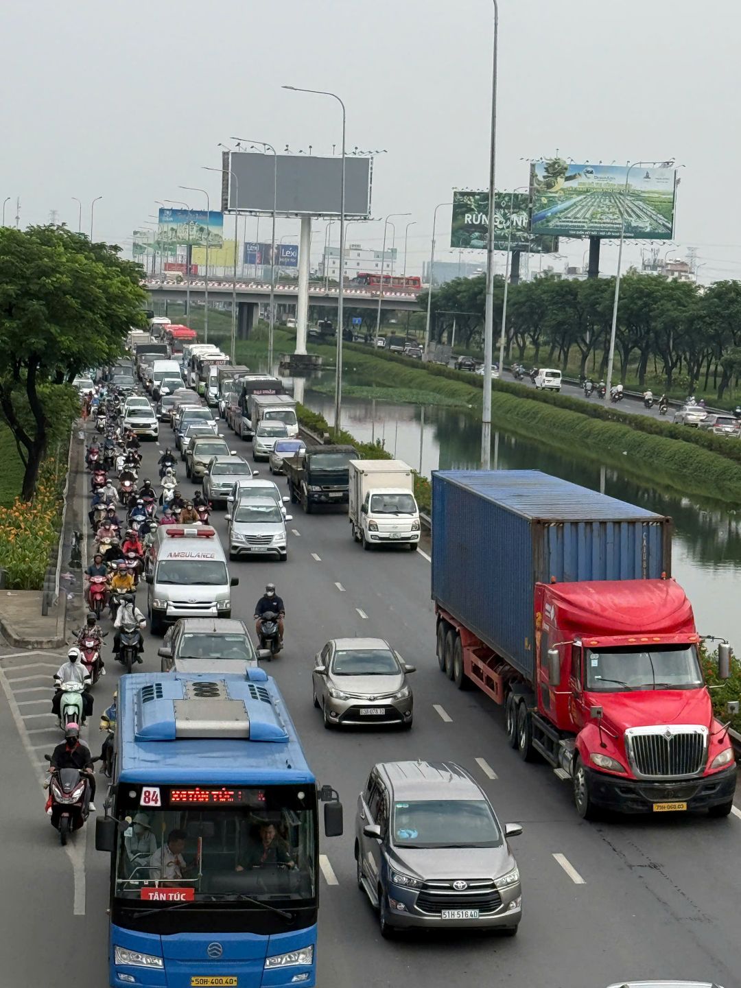 Dòng xe di chuyển trên Quốc lộ 1 đoạn qua xã Tân Nhựt TPHCM hiện tại