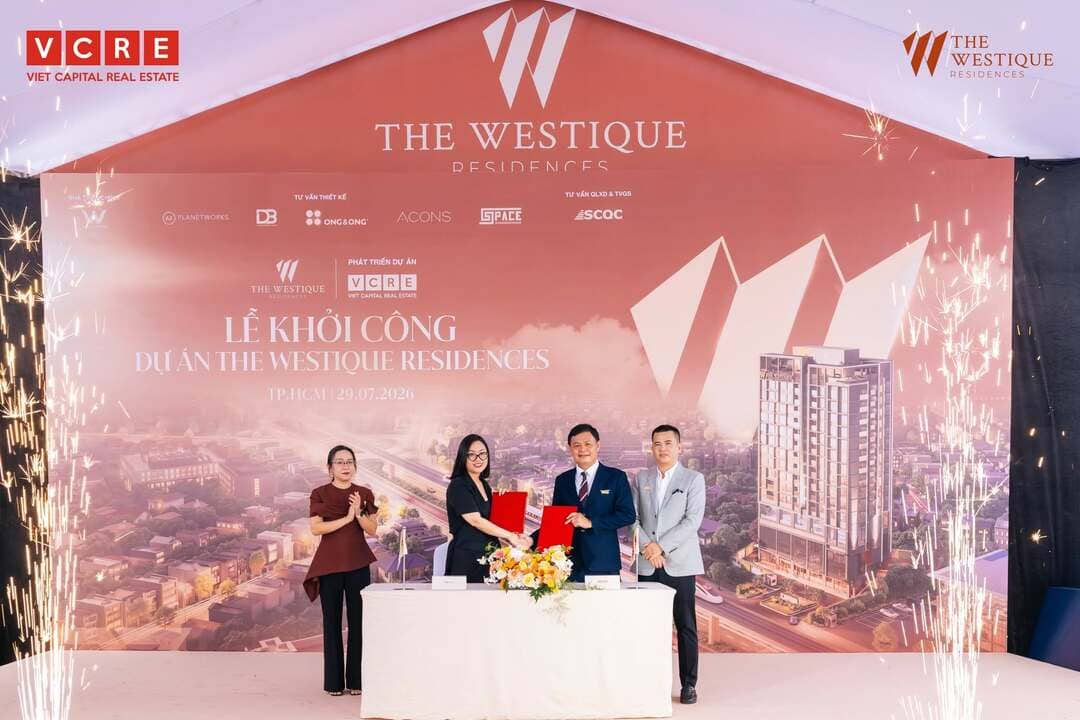 Đại diện các đơn vị trao nhau biên bản ghi nhớ hợp tác dưới sự chứng kiến của khách mời