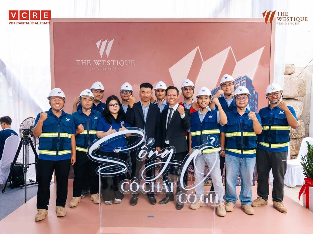 Đội ngũ kỹ sư, công nhân viên rạng rỡ và tràn đầy khí thế trong ngày khởi công