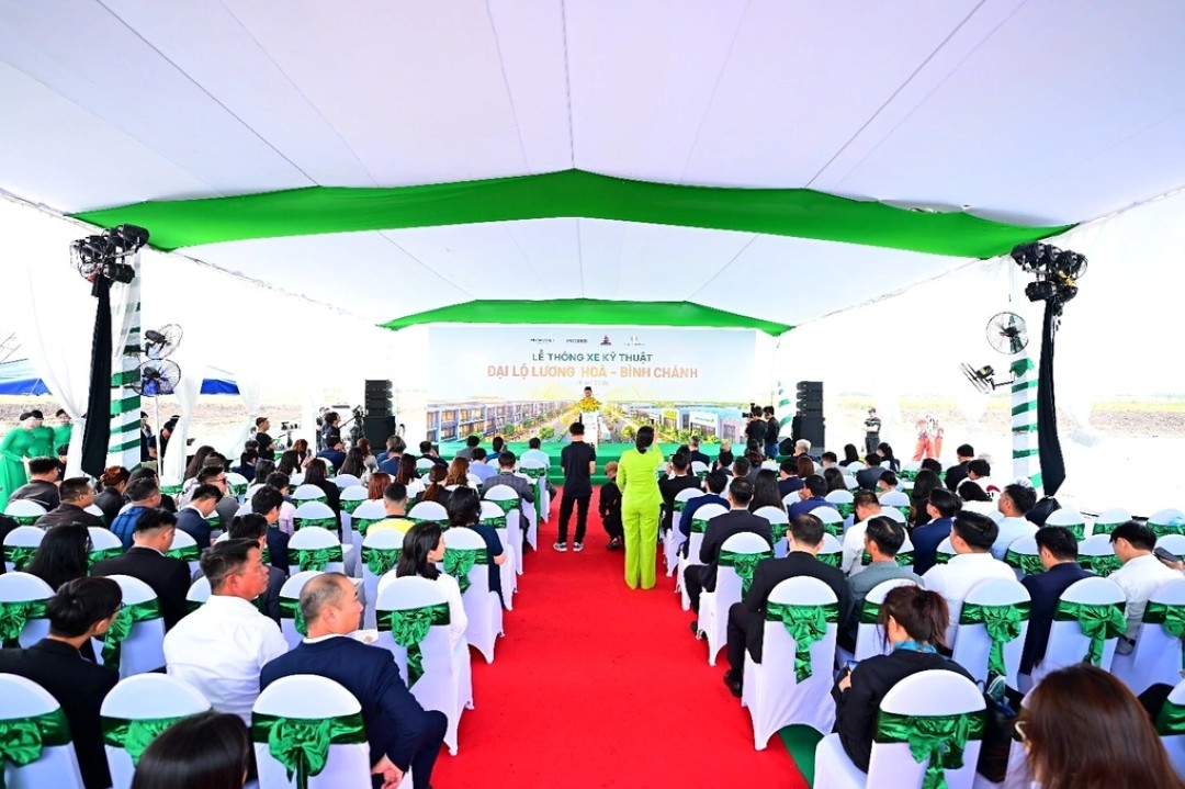 Đại diện chính quyền và doanh nghiệp phát biểu tại lễ thông xe đại lộ Lương Hòa - Bình Chánh